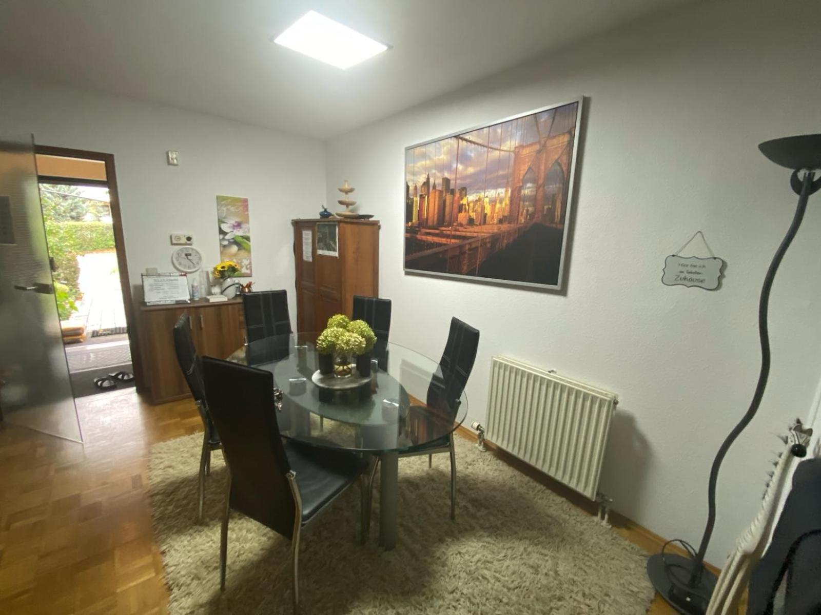 Privatunterkunft Dachgeschoss In Einem Reihenhaus *